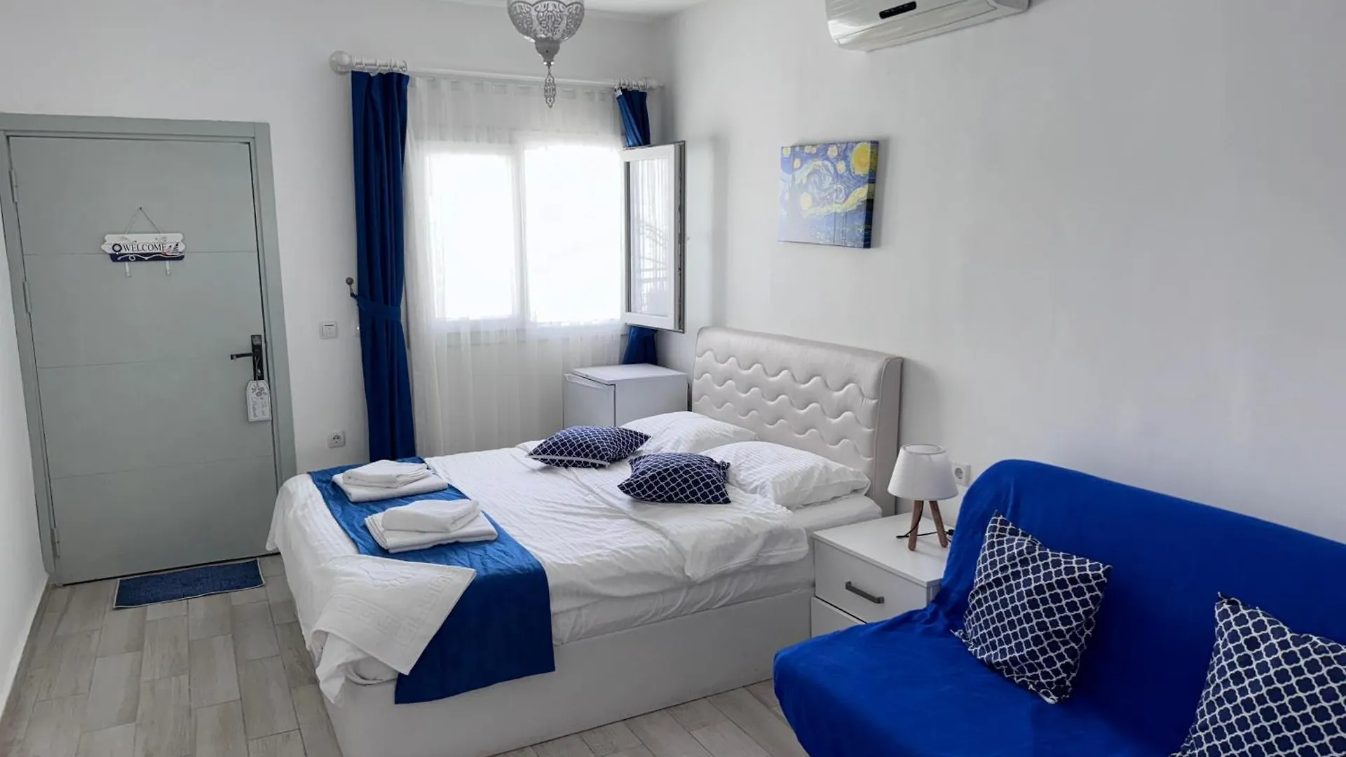 White And Blue Bodrum Frühstückspension